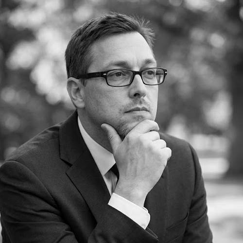 Volker_Spielvogel Volker Spielvogel - Experte für Marketingstrategie und Kommunikationsdesign für KMU. Kommunikationsdesigner, Marketingexperte, Trainer, Autor, Speaker und Gründer der Marketing & Werbeagentur Spielvogel