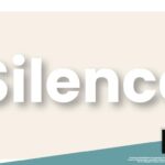 Farbe des Monats September 2026 - Silence: elegante weiße 3D-Typografie auf Pantone 11-0610 TSX Hintergrund mit Schatteneffekt - Trendfarben und Farbpsychologie