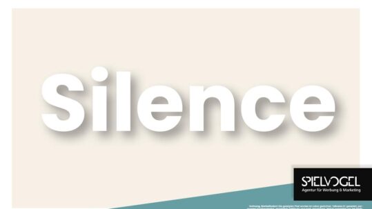 Farbe des Monats September 2026 - Silence: elegante weiße 3D-Typografie auf Pantone 11-0610 TSX Hintergrund mit Schatteneffekt - Trendfarben und Farbpsychologie